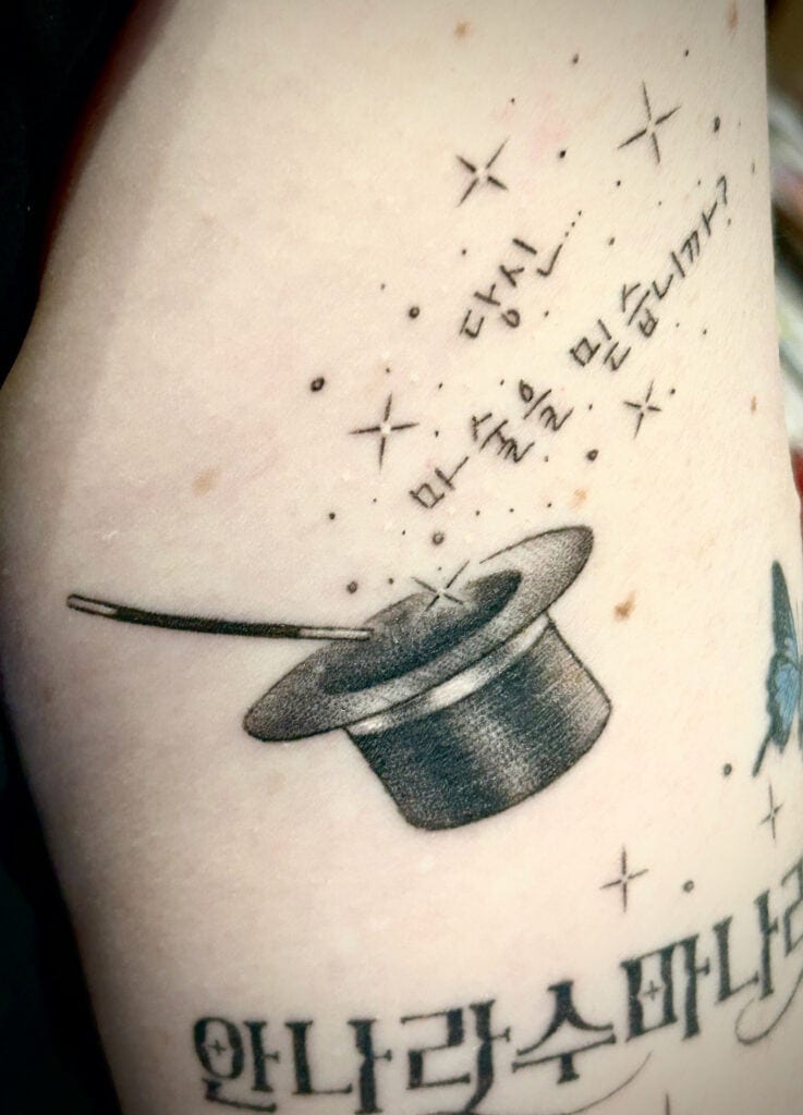 Tattoo mit Zauberhut und Sternen.