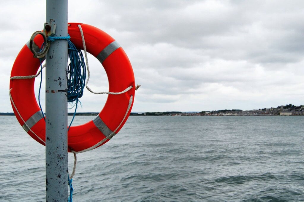 Rettungsring am Seeufer